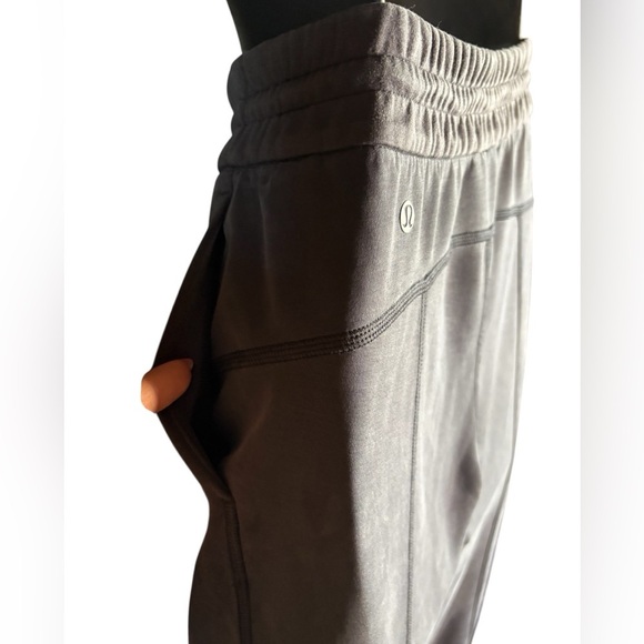 Lululemon Softstreme High-Rise Straight-Leg
Cropped Pant Utility navy Blue sz 2 - Picture 7 of 12